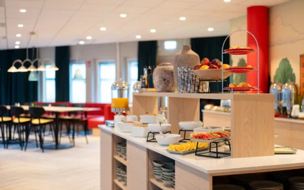 Frukostbuffé med mycket gott att välja mellan.