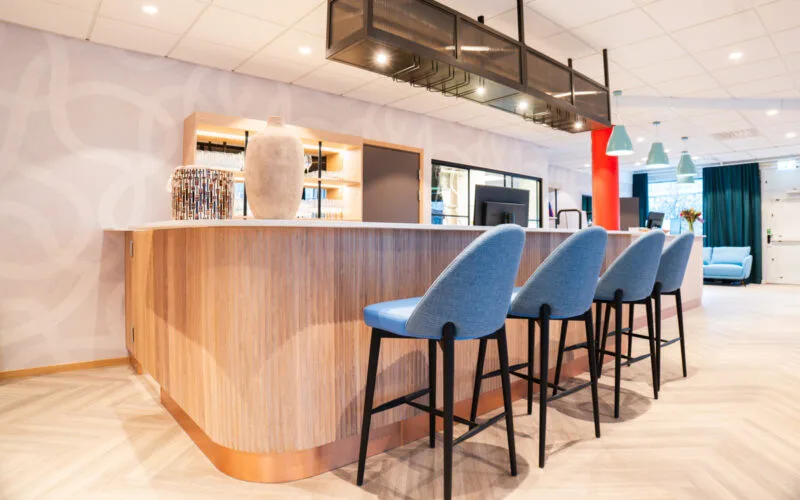 Reception och bar på hotellet