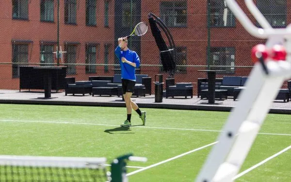 ProfilHotels Mercur gæst spiller tennis