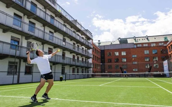 ProfilHotels Mercur gæst spiller tennis