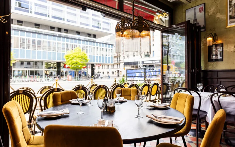 Fönsterbord i restaurang med utsikt mot gatan.