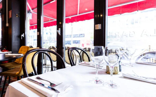 Dukat bord vid fönster i restaurangmiljö.