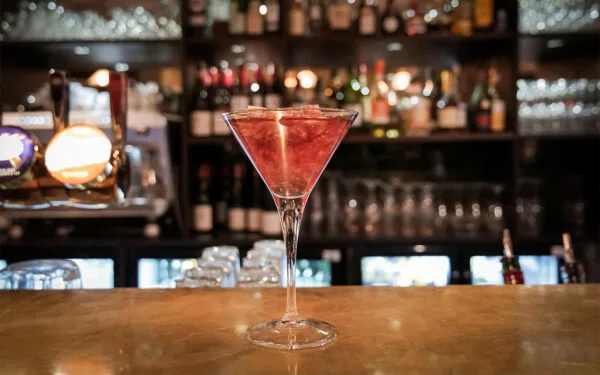 Cocktail serverad vid baren.