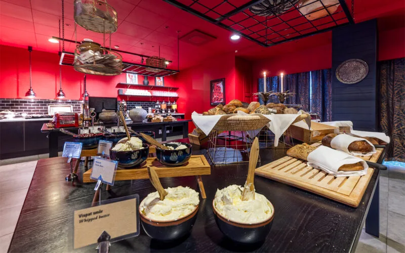 Bröd och bakverk på frukostbuffé