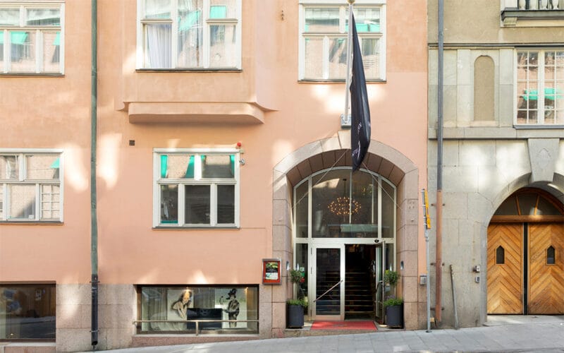 Hotellfasad med entré och fönster mot gatan