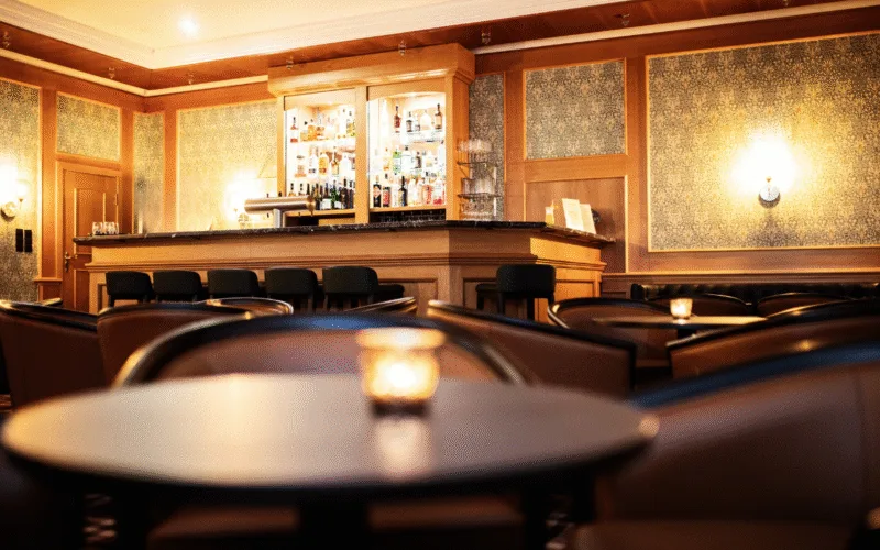 Bar mit Tischen und Stühlen und einen Eichentressen