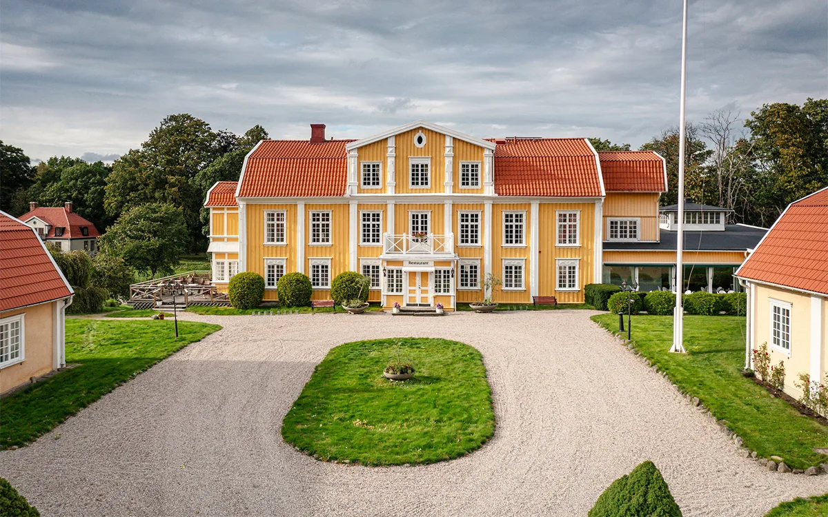 Exteriör av Ronnums Herrgård med grusad uppfart.