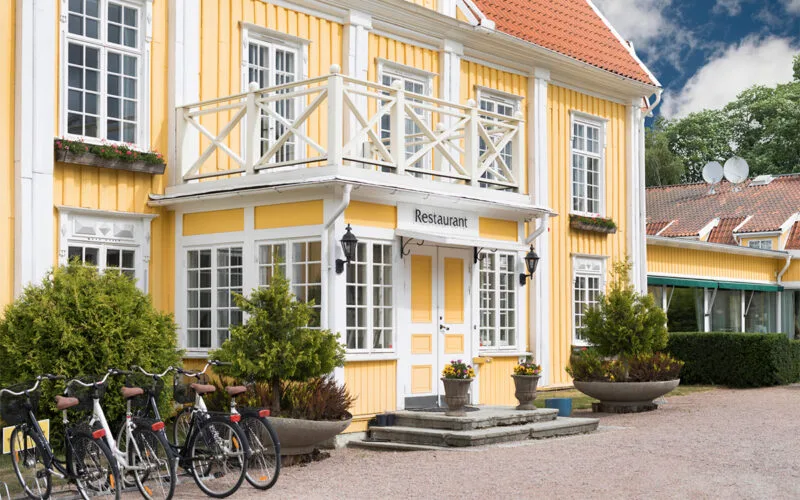 Ronnums Herrgårds entré med balkong ovanför dörren.