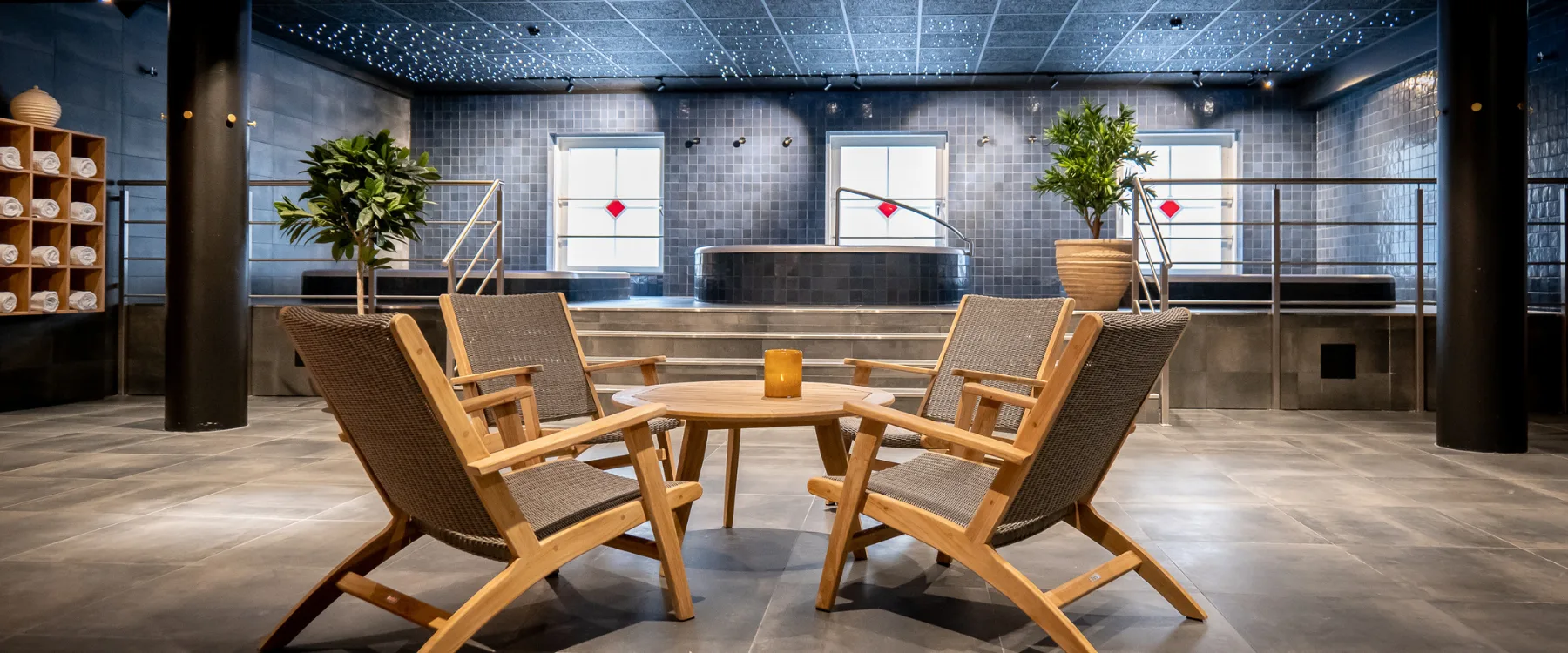 Relaxavdelning på Santai Spa med trämöbler och lugn belysning i spa