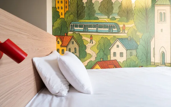 Utsikt över enkelrum med säng och fotölj