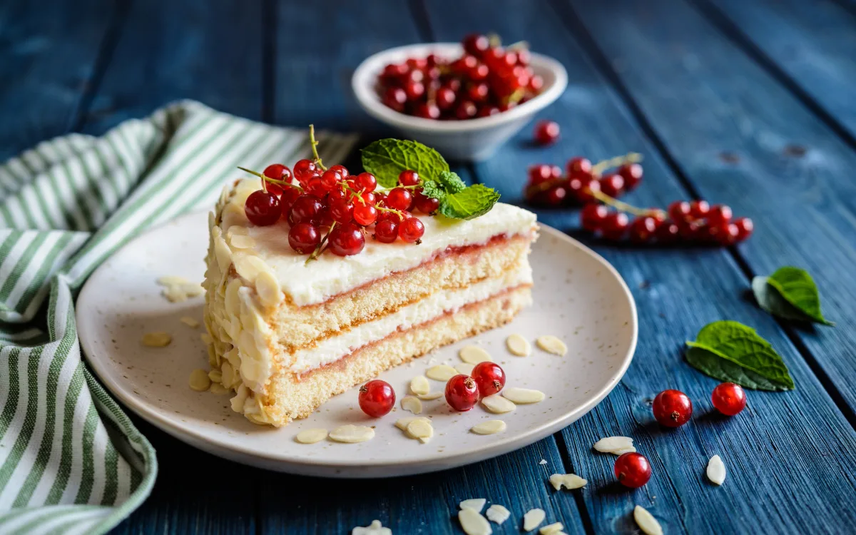 Kuchen und rote Früchten