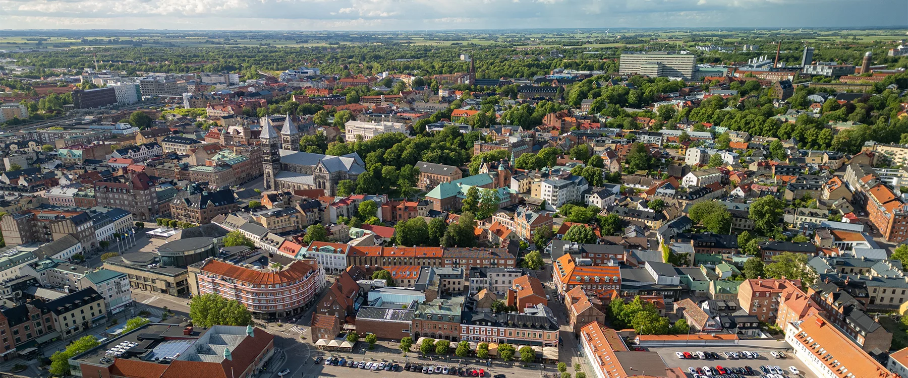 Flygvy över Lund med stadens historiska byggnader och grönska.