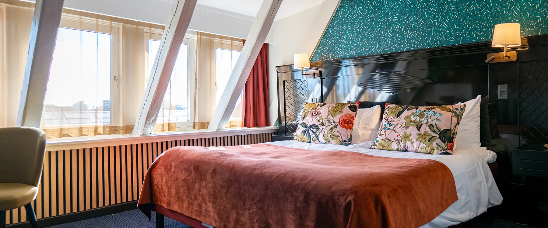 Hotellrum med dubbelsäng och snedtak.