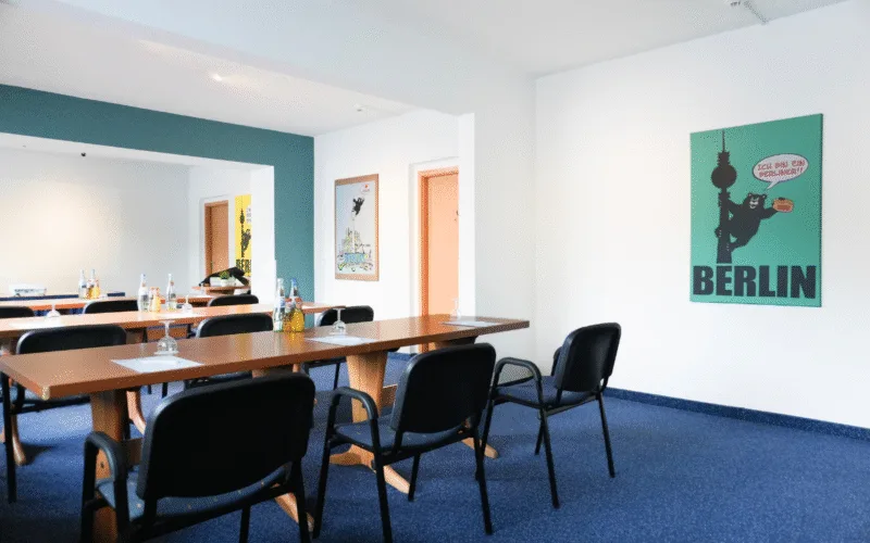 Moderner Tagungsraum mit Tageslicht im Good Morning+ Berlin City East in Berlin