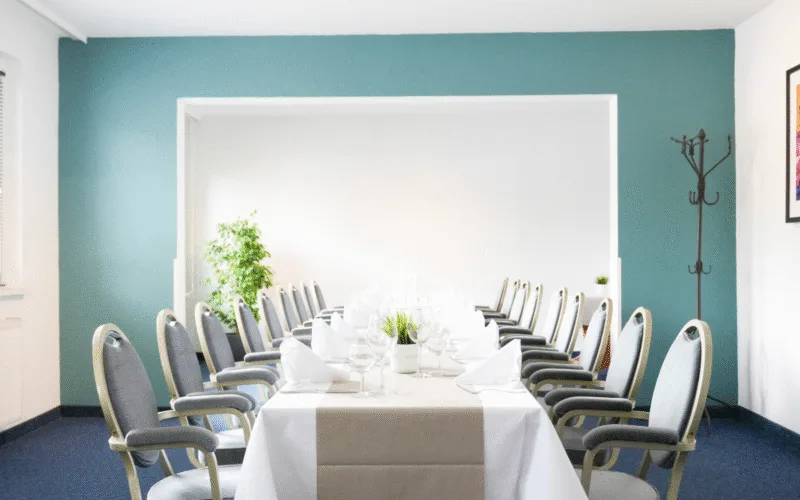 Moderner Tagungsraum mit Tageslicht im Good Morning+ Berlin City East in Berlin