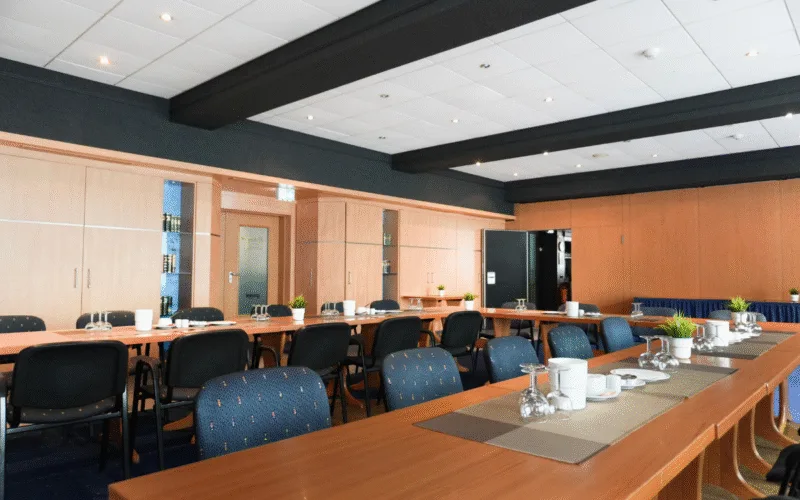 Moderner Tagungsraum mit Tageslicht im Good Morning+ Berlin City East in Berlin