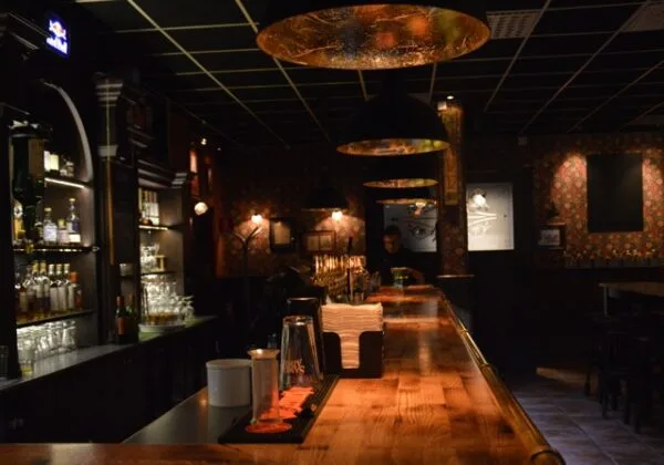 Mindre matsal med rustik inredning och dämpad belysning.