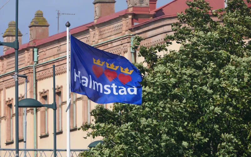 Flagga med texten 