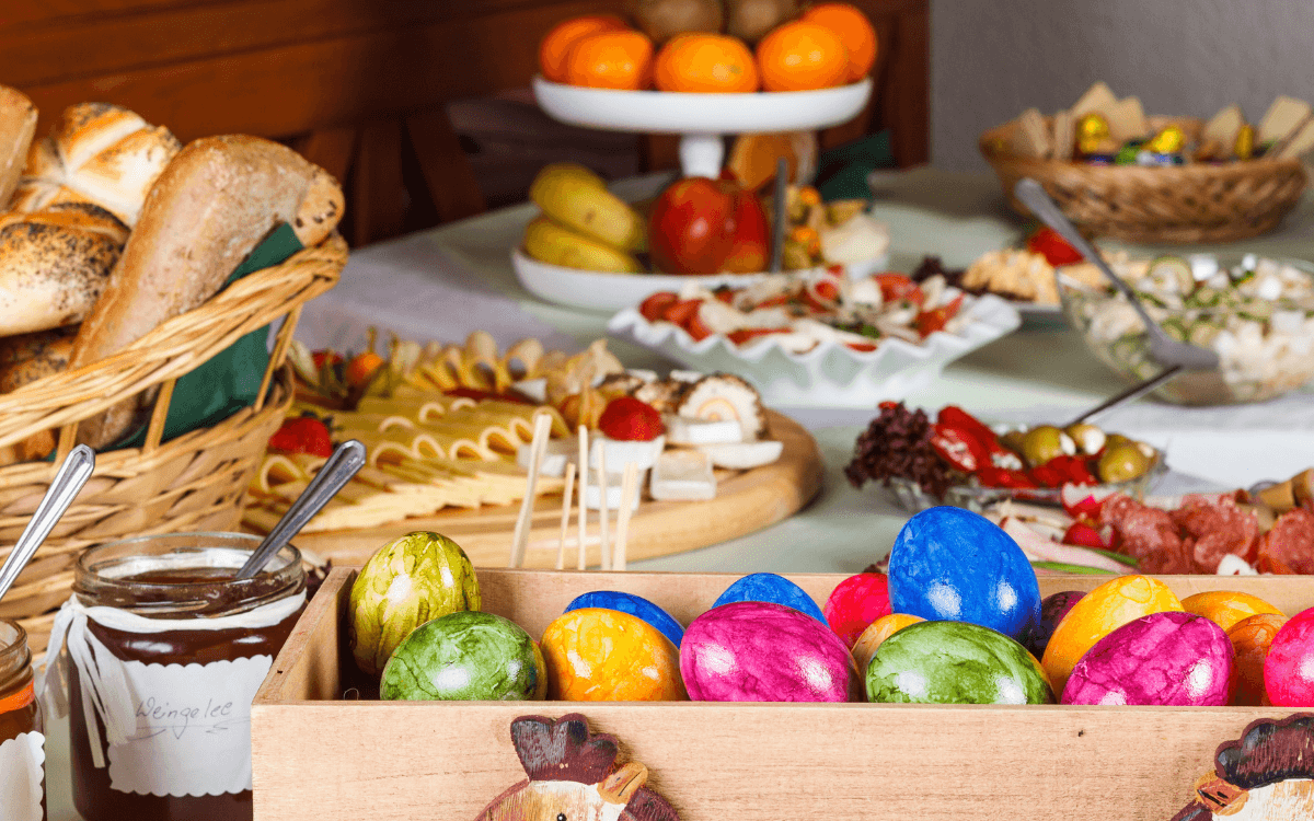 Brunch mit Ostereier, Käse, Brötchen, Marmelade und sonstiges