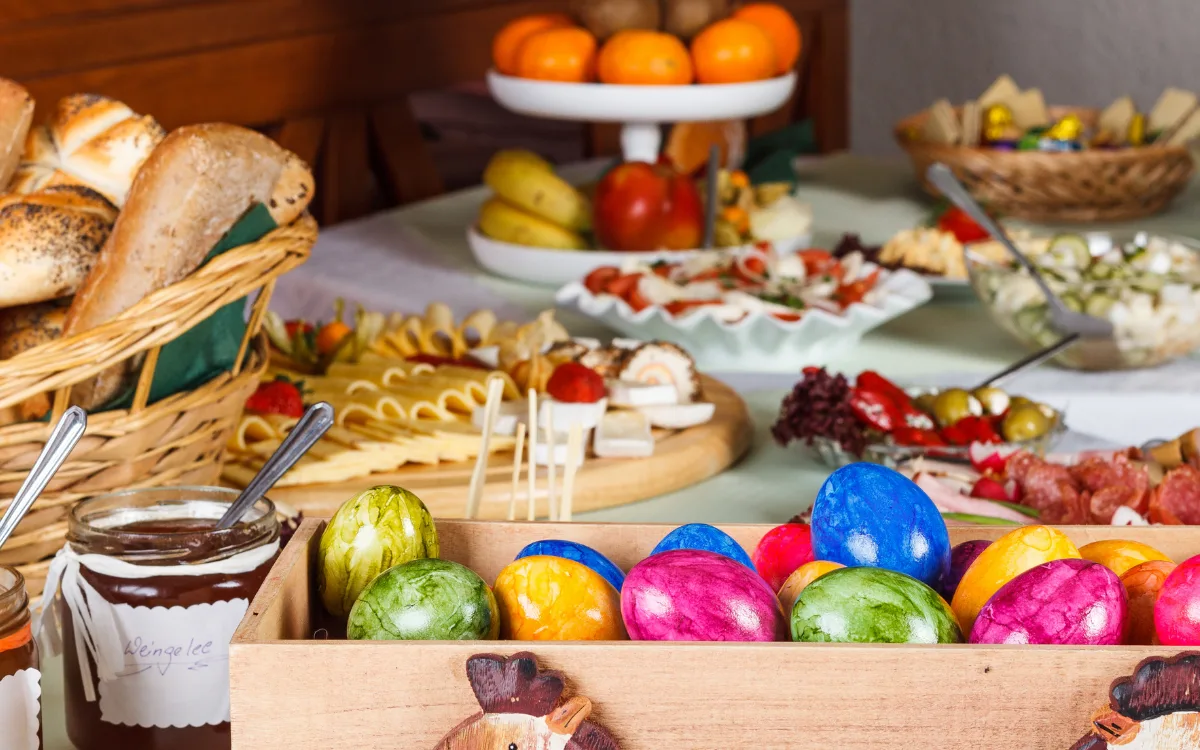 Brunch mit Ostereier, Käse, Brötchen, Marmelade und sonstiges