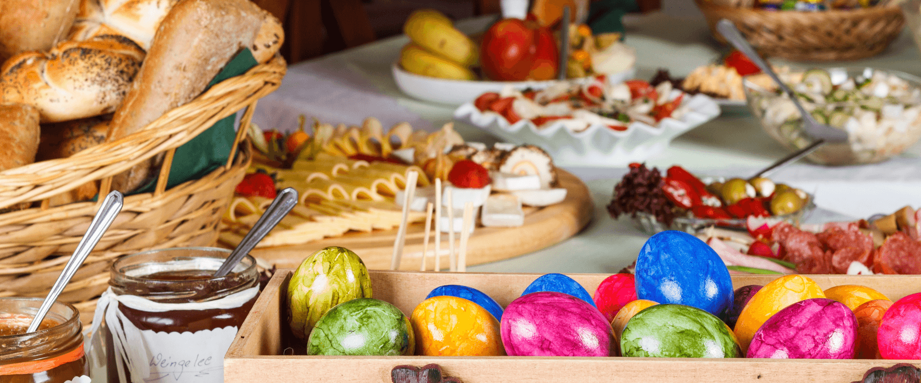 Brunch mit Ostereier, Käse, Brötchen, Marmelade und sonstiges