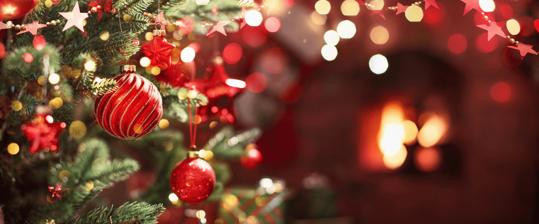 Julgran med glittrande kulor