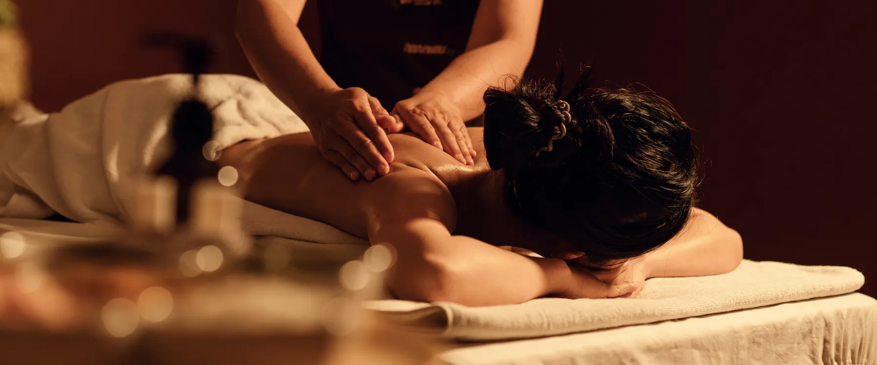 Mörkhårig kvinna får massage