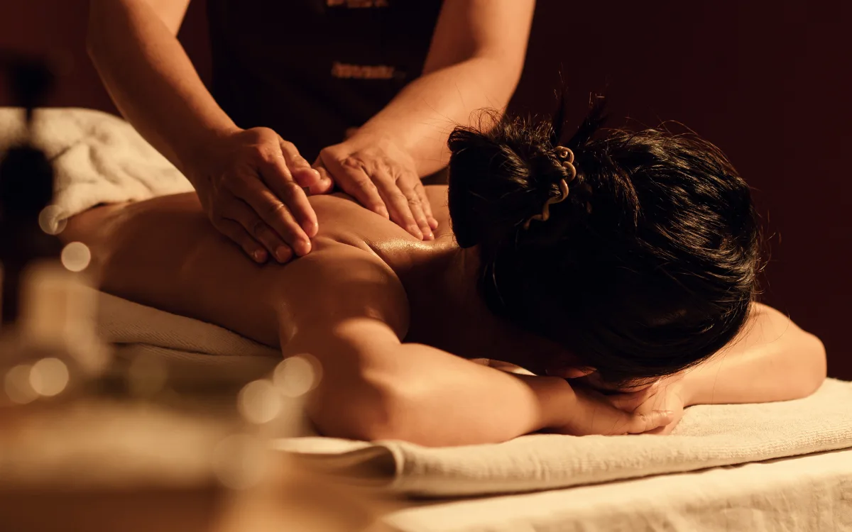 Mörkhårig kvinna får massage