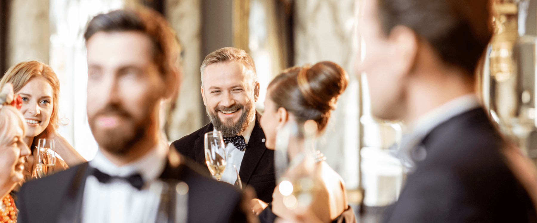 Ett finklätt sällskap skålar i champagne