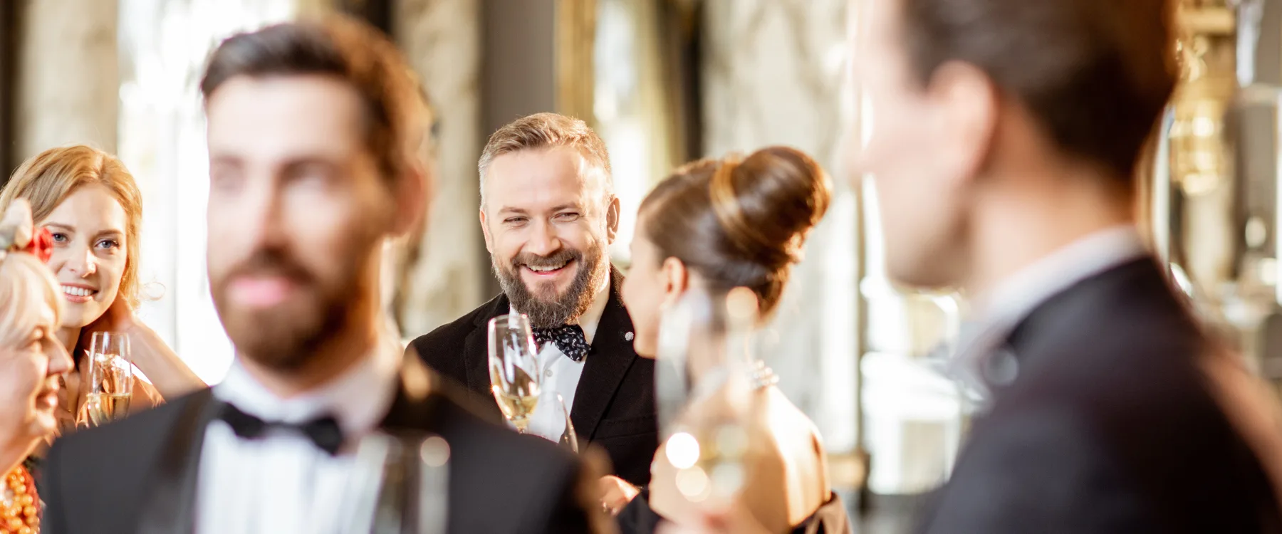 Ett finklätt sällskap skålar i champagne