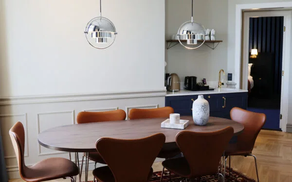 Spiseområde med ovalt bord og seks stole