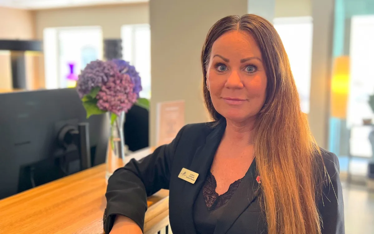 "Ulrika Jonsson, General Manager på ProfilHotels President i Norrköping, porträttbild i receptionen.