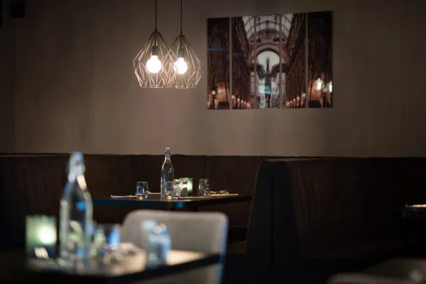 Detaljer på hotellets restaurang.