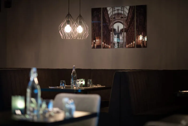 Detaljer på hotellets restaurang.