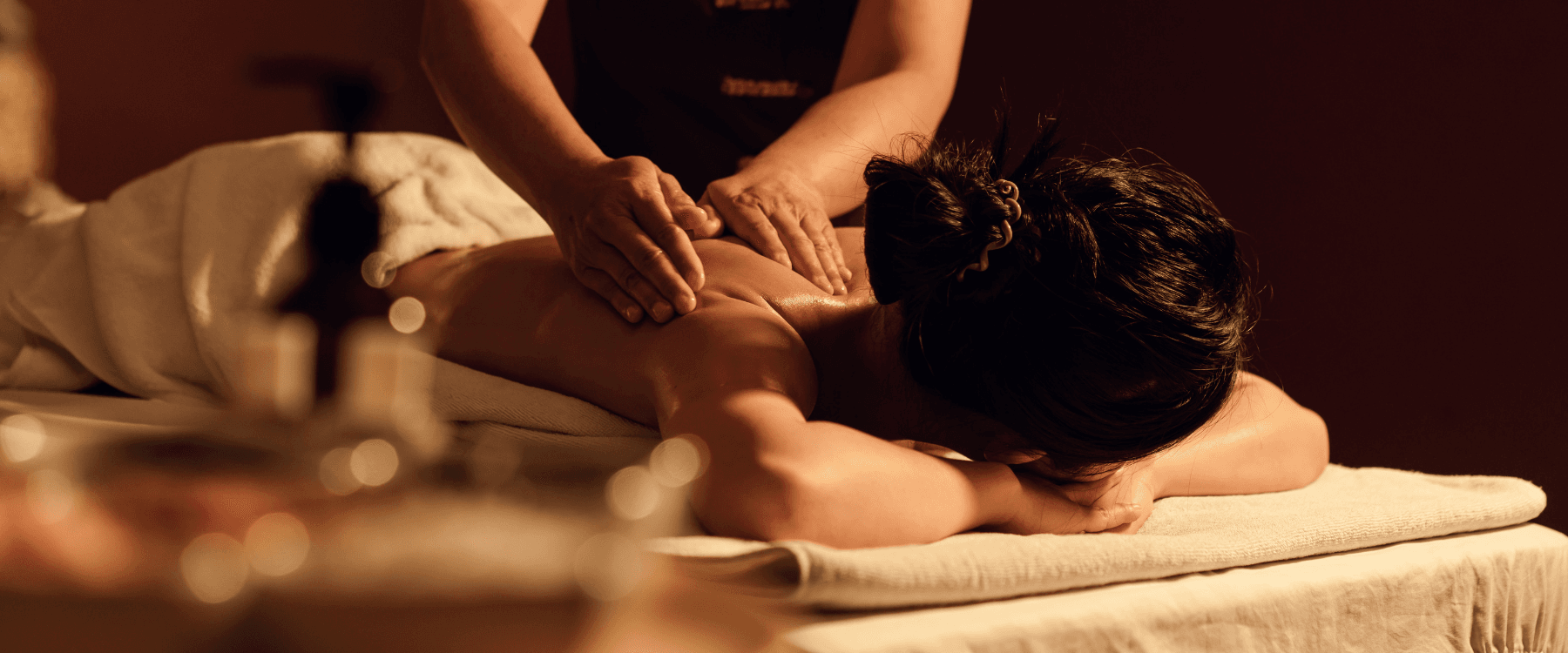 Frau auf einem Massagetisch legen die eine Rückenmassage bekommt