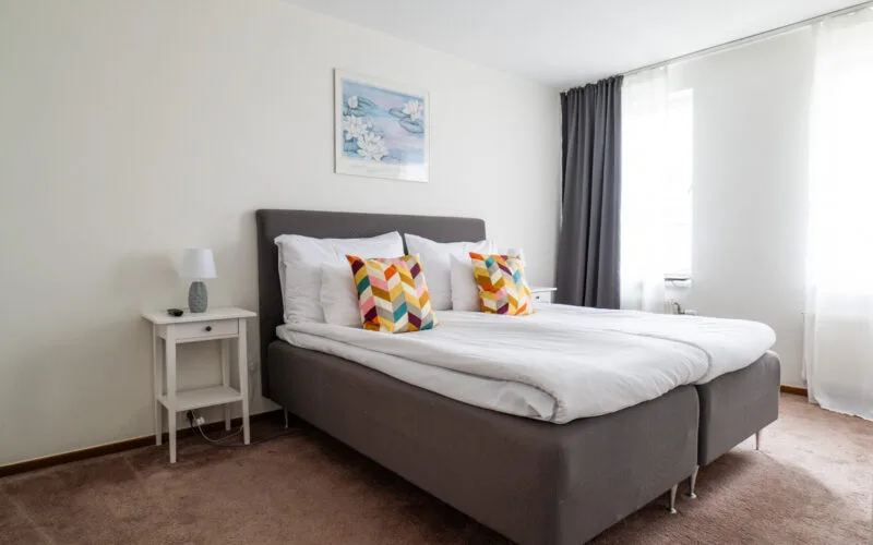 Mysig svit med dubbelsäng och heltäckningsmatta