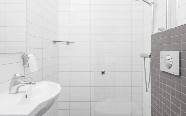 Toalett med dusch och handfat