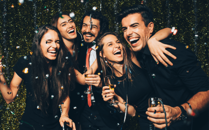 Gruppe Freunde beim feiern