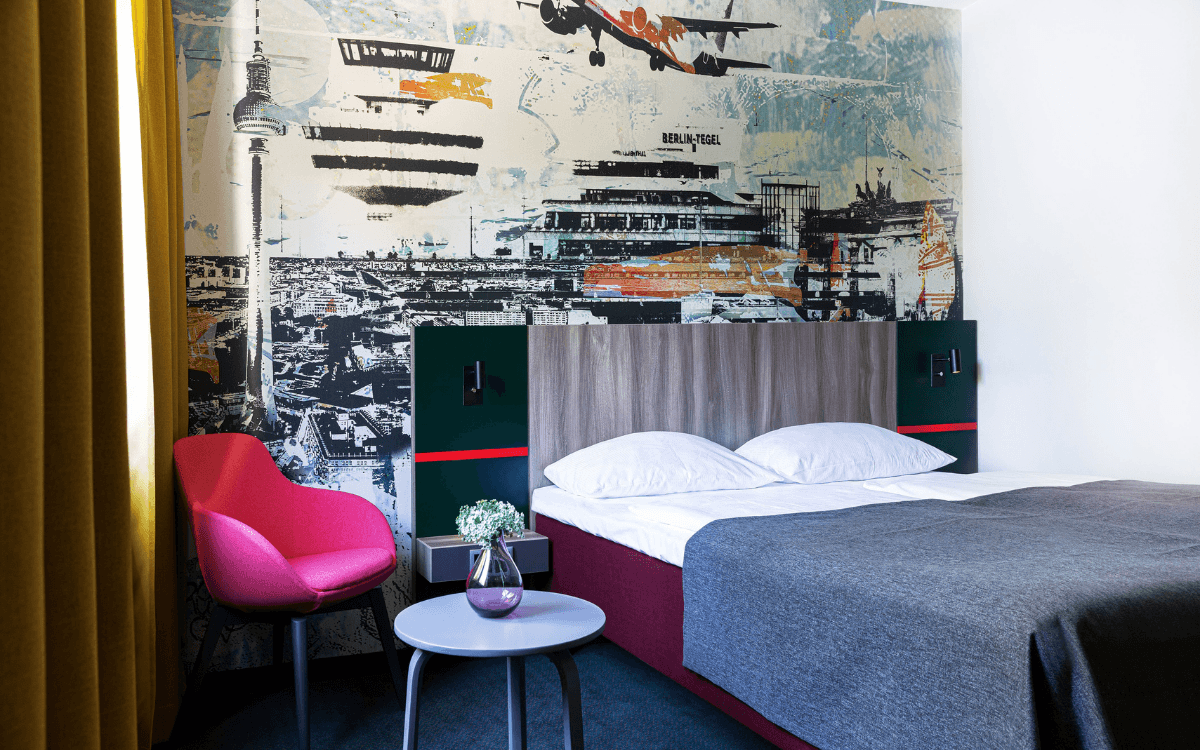 Hotelzimmer mit Doppelbett und Sitzgelegenheit