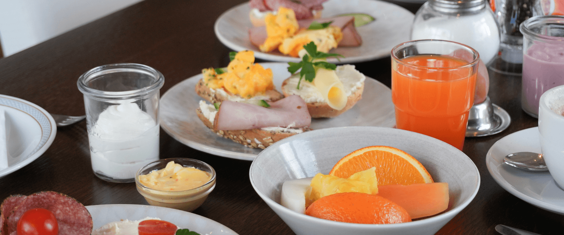 Tisch mit Frühstück