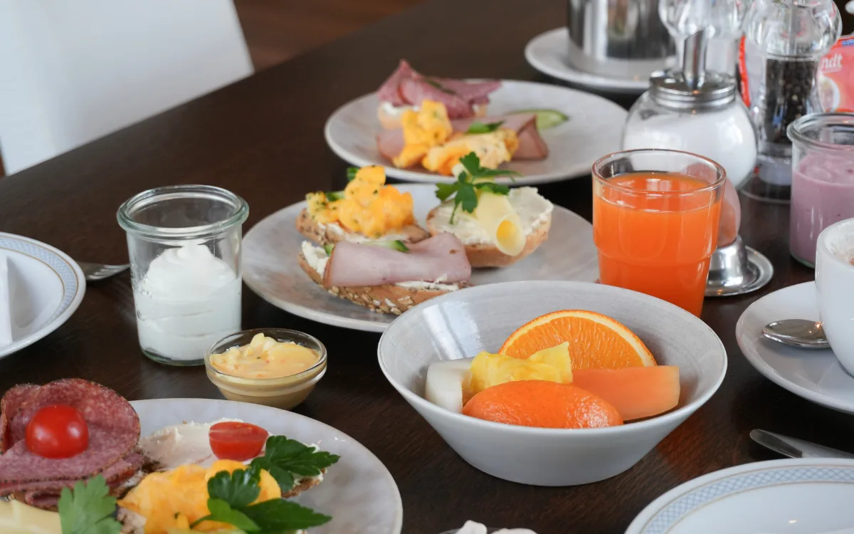 Tisch mit Frühstück