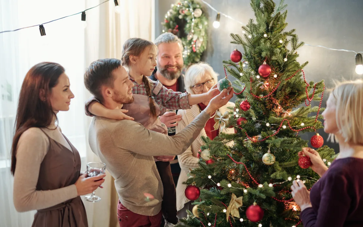 Familj runt julgranen