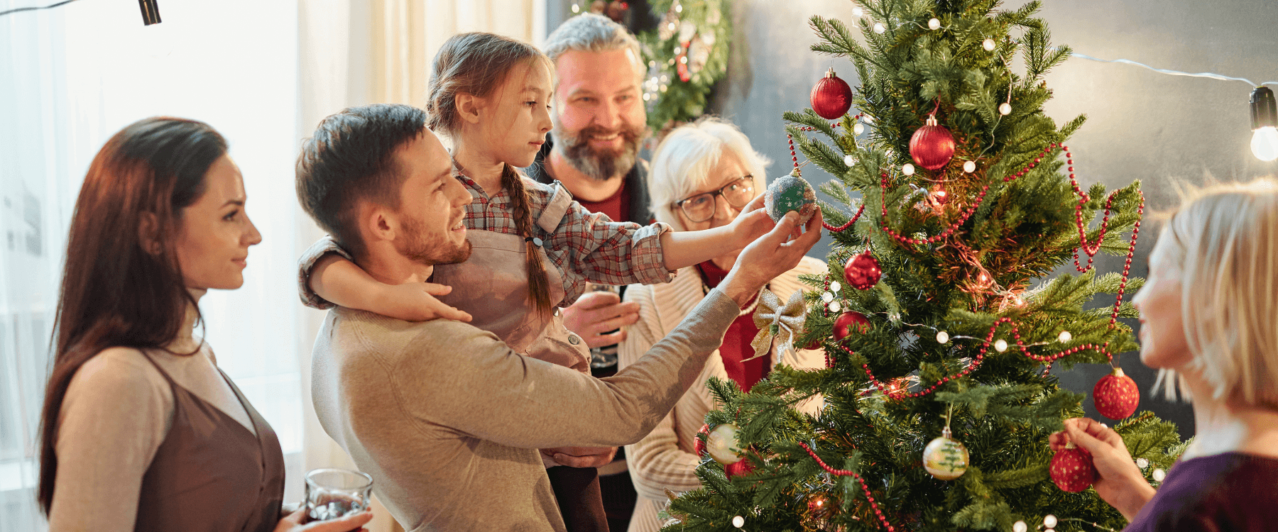 Familie um den Weihnachtsbaum