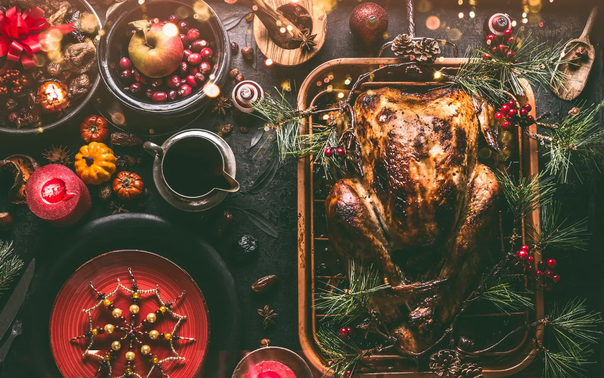 Weihnachtlich gedeckter Tisch mit Truthahn