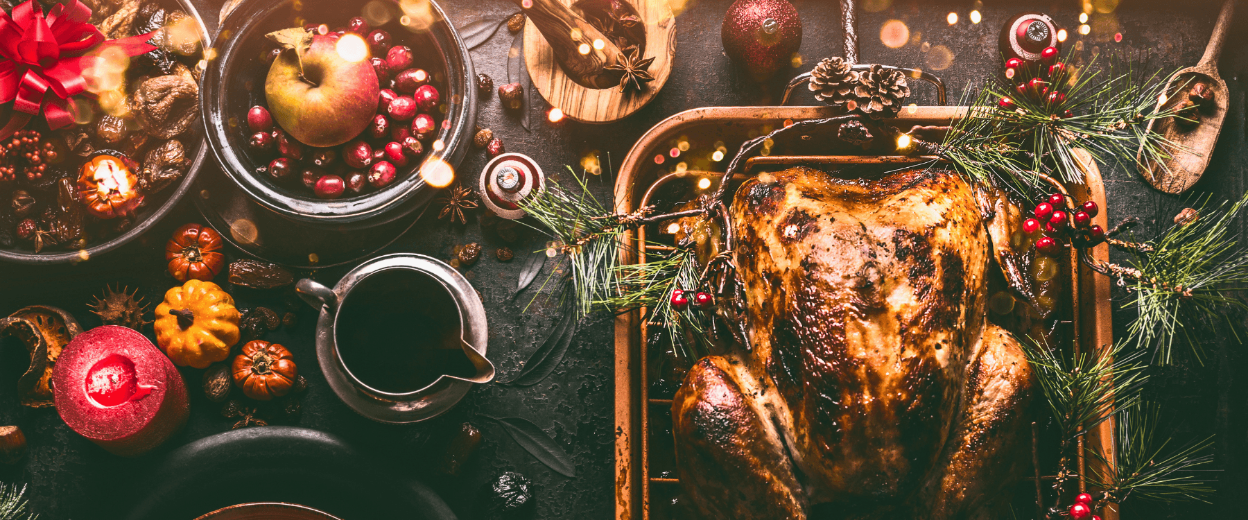 Weihnachtlich gedeckter Tisch mit Truthahn