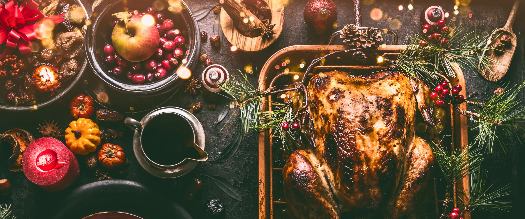 Weihnachtlich gedeckter Tisch mit Truthahn