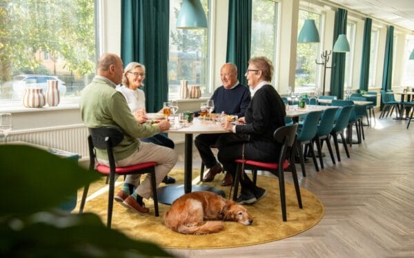 Vänner som umgås i restaurangen